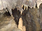 Stalagtiten mit Stalagmiten