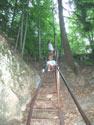 Lange Leiter oberhalb der Höhle