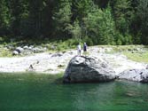 Großer Felsblock am Ende des Sees