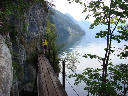 Entlang der Brücke