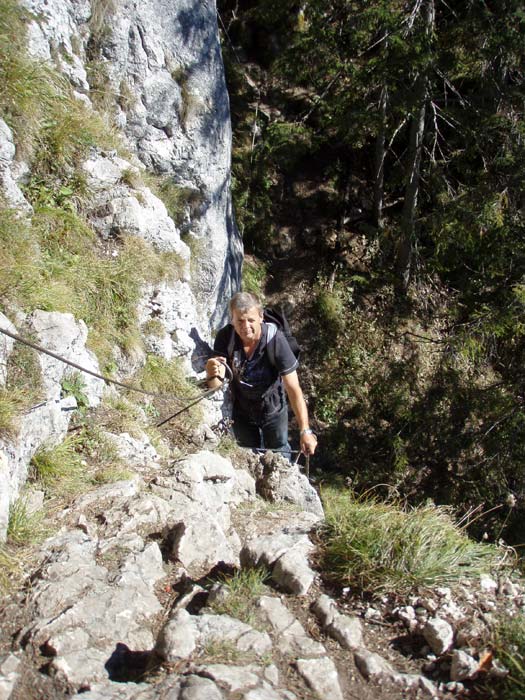 Steil hinunter und dann über eine 4 m hohe Leiter hinauf